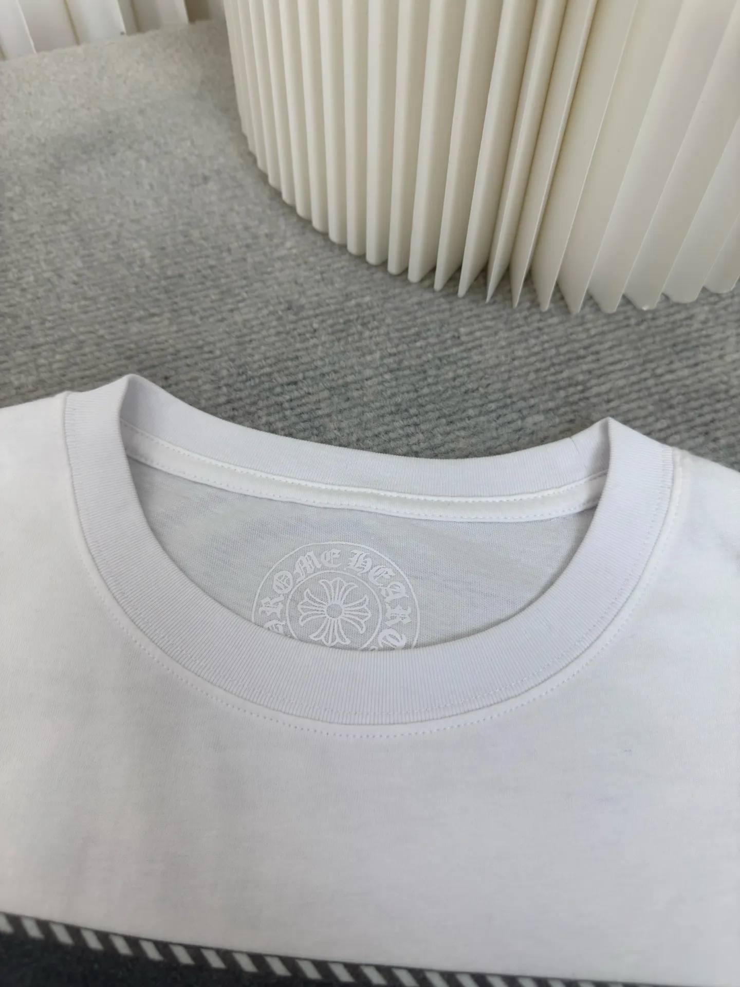 P250 Chrome Hear oil painting short sleeves. The fabric is made of 26-woven 200g cotton. The printing is digital printing. Customized accessories. Size S M L